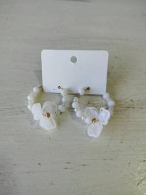 ARGOLLAS CON DISEÑO DE FLORES BLANCAS ACRILICAS