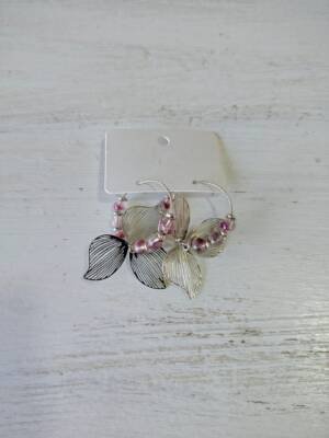 ARGOLLAS CON DIJES COLGANTE EN FORMA DE PETALOS PLATEADOS